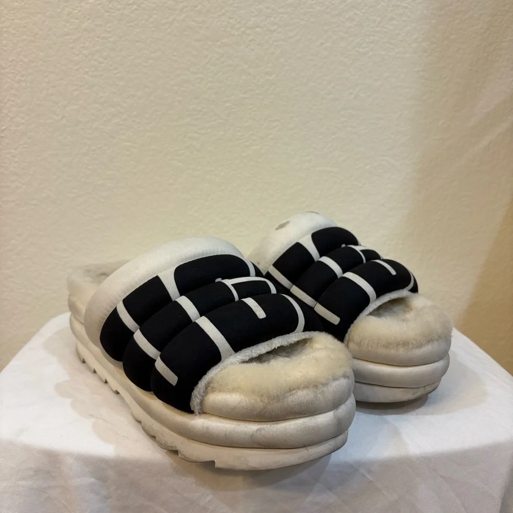 UGG® Maxi Slide Padded Logo Platform‎ Sandals plush fur